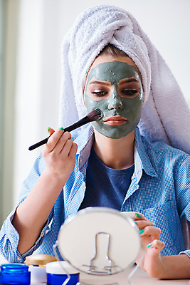 포토 JPG 해외이미지 여자 실내 한명 들기 상반신 성인 수건 붓 집중 피부관리 바르기 팩 성인여자한명만 해외포토 1 컨셉 모션 사람 내부 위생용품 뷰티 화장품 여자한명만 성인여자만 파일형식