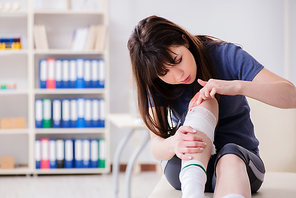 포토 JPG 해외이미지 응시 여자 의학 실내 병원 한명 상반신 성인 앞모습 환자 상처 확인 붕대 성인여자한명만 해외202105 해외포토 1 시선 뷰포인트 사람 내부 여자한명만 성인여자만 파일형식