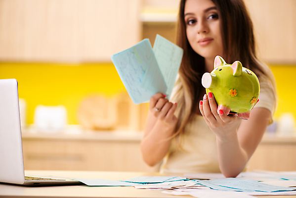 포토 JPG 해외이미지 행복 종이 돈 가족 탁자 설계 주택 사람없음 금융 경제 주방 저축 돼지저금통 계산기 아내 절약 계산 은퇴 흥분 투자 영수증 회계 보험 계산서 대출 빚 세금 연금 예산 회계사 해외202105 해외포토 직업 감정 가구 컨셉 비즈니스 관계 문구용품 건물 장비 저금통 재산 파일형식