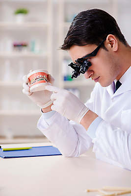 포토 JPG 해외이미지 응시 남자 의학 실내 치과 병원 현미경 한명 들기 상반신 성인 옆모습 관찰 치과의사 치과용품 치아모형 성인남자한명만 해외202105 해외포토 1 시선 뷰포인트 모션 실험기구 사람 내부 의사 의료용품 치아 남자한명만 성인남자만 파일형식