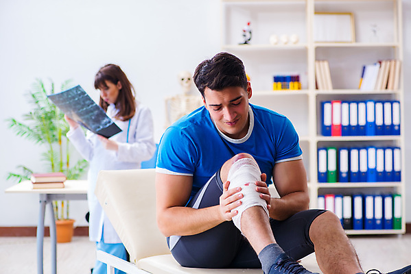 포토 JPG 해외이미지 전신 응시 여자 남자 의학 실내 병원 들기 앉기 상반신 성인 두명 앞모습 옆모습 고통 환자 의사 찡그림 상처 붕대 성인만 해외202105 해외포토 시선 감정 뷰포인트 모션 표정 사람 내부 의료진 파일형식