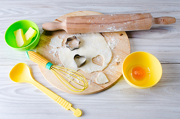 포토 JPG 해외이미지 그릇 실내 틀 사람없음 반죽 제빵 거품기 주걱 요리중 쿠키틀 버터 나무도마 날계란 반죽밀대 나무배경 해외202105 해외포토 식기 백그라운드 모션 주방용품 도마 내부 목재 제과제빵 계란 밀대 제빵도구 파일형식