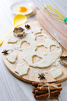 포토 JPG 해외이미지 별 실내 틀 사람없음 반죽 제빵 거품기 주걱 요리중 쿠키틀 나무받침 날계란 반죽밀대 시나몬스틱 나무배경 팔각회향 해외202105 해외포토 자연요소 백그라운드 모션 주방용품 내부 목재 제과제빵 계란 받침대 향신료 밀대 제빵도구 시나몬 파일형식