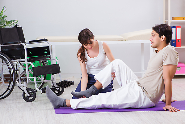 포토 JPG 해외이미지 의자 발 뼈 주택 건강 병원 사람없음 치료 운동 스트레칭 고통 환자 의사 마사지 바퀴 수술 장애인 사건 휠체어 붕대 테라피 장애 순서 깨짐 돌봄 물리치료 물리치료사 양발 정형외과 지원 치유 해외202105 해외포토 감정 가구 컨셉 의학 모션 건물 신체부위 뷰티 의료진 치료사 파일형식