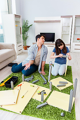 포토 JPG 해외이미지 커플 가구 가족 모션 남편 노동자 새로움 책장 선반 아파트 주택 함께함 사람없음 목재 주방 기구 공구 아내 업무 도움 드라이버 수리 좌절 캐비닛 목수 목공예 고정 펜치 DIY 국회 조립 깨짐 설치 업그레이드 해외202105 해외포토 나무 직업 감정 생활용품 컨셉 재료 관계 취미 건물 도구 작업 공예 사물함 파일형식