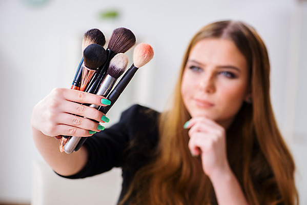 포토 JPG 해외이미지 모델 응시 여자 얼굴 생각 그림자 사람없음 섹시 유행 화장품 립스틱 흰색 붓 화려 우아함 가루 눈썹 속눈썹 피부 입술 마스카라 만들기 예술가 아이섀도 돌봄 배려 아이라이너 신청 해외202105 해외포토 시선 컬러 컨셉 모션 사람 신체부위 뷰티 파일형식