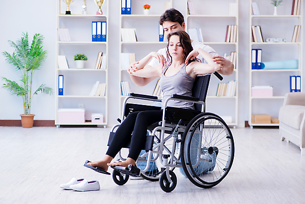 포토 JPG 해외이미지 전신 여자 남자 의학 실내 병원 앉기 성인 두명 옆모습 손들기 의사 잡기 도움 무릎꿇기 휠체어 물리치료사 재활 재활운동 성인만 해외202105 해외포토 뷰포인트 컨셉 모션 사람 내부 치료 운동 의료진 치료사 파일형식