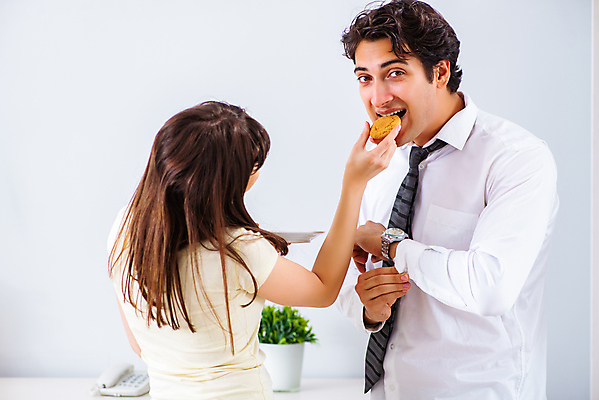 포토 JPG 해외이미지 직업 손 응시 드레스 옷 남자 행복 셔츠 비즈니스 가족 관계 아침 넥타이 정장 사람없음 일상 유행 거울 아내 업무 도움 비즈니스맨 장롱 고급 우아함 암호 아침식사 먹기 손목시계 준비 매듭 정중 스타일 해외202105 해외포토 주간 시선 잡화 감정 시계 가구 컨셉 상의 장신구 모션 사람 라이프 신체부위 식사 작업 직장인 파일형식