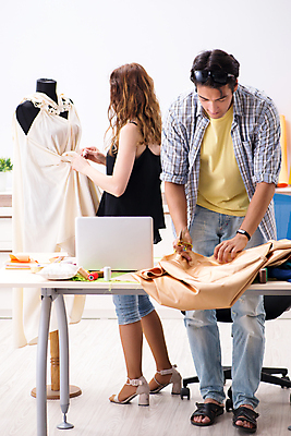 포토 JPG 해외이미지 모델 디자인 드레스 옷 비즈니스 직장 정장 사람없음 학습 유행 기계 직물 작업 작업실 실 마네킹 바느질 디자이너 자르기 고객 허리 측정 테이프 수공예 계량기 재단 재단사 가정교사 연습생 해외202105 해외포토 직업 교육 회사 모션 문구용품 신체부위 교사 공예 연습 파일형식