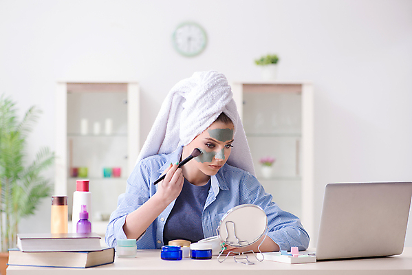 포토 JPG 해외이미지 여자 실내 한명 들기 상반신 성인 수건 붓 집중 피부관리 바르기 팩 성인여자한명만 해외포토 1 컨셉 모션 사람 내부 위생용품 뷰티 화장품 여자한명만 성인여자만 파일형식