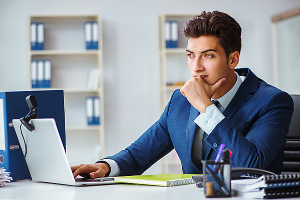 포토 JPG 해외이미지 직업 생각 인터넷 회사 비즈니스 사업가 통신 회의 노동자 직장 사람없음 금융 노트북 컴퓨터 사무실 카메라 웹 업무 작업 비즈니스맨 대표 종업원 경영자 바쁨 온라인 동영상 주인 경영 배려 채팅 회계사 가상 스타일 웨비나 해외202105 해외포토 남자 경제 전자제품 직장인 리더 세미나 파일형식 언택트