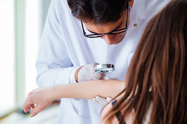 포토 JPG 해외이미지 여자 남자 의학 돋보기 실내 병원 들기 상반신 성인 두명 앞모습 뒷모습 진료 환자 의사 관찰 잡기 검사_조사 성인만 해외202105 해외포토 뷰포인트 모션 사람 내부 의료진 파일형식