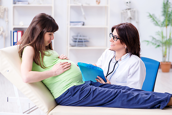 포토 JPG 해외이미지 여자 어린이 컨셉 엄마 건강 병원 대화 설명 사람없음 치료 약 희망 임산부 임신 듣기 시험 환자 의사 아기 출산 토론 확인 상담 태교 방문 돌봄 해외202105 해외포토 교육 감정 의학 가족 모션 말하기 사람 의료진 파일형식