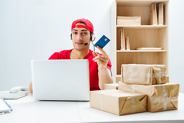 포토 JPG 해외이미지 직업 크리스마스 인터넷 비즈니스 포장 노동자 대화 사람없음 스마트폰 컴퓨터 상자 사무실 헤드폰 화물 업무 신용카드 센터 배달원 편지 우체부 전화기 고객 창고 서비스 경영자 텔레마케팅 부름 패키지 수납 질서 온라인 분배 해외202105 해외포토 기념일 음향기기 모션 말하기 금융 전자제품 핸드폰 스마트기기 운송업 예절 작업 서비스업 리더 파일형식