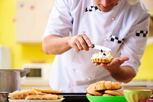 포토 JPG 해외이미지 남자 실내 한명 들기 상반신 성인 앞모습 칼 제빵 요리중 제빵사 타르트 성인남자한명만 해외202105 해외포토 직업 1 빵 뷰포인트 모션 사람 내부 제과제빵 파이_빵 남자한명만 성인남자만 파일형식