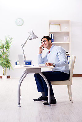 포토 JPG 해외이미지 직업 행복 비즈니스 통신 말하기 대화 미소 사람 스마트폰 사무실 판매 업무 작업 도움 비즈니스맨 센터 종업원 중개인 작가 전화기 고객 책상 서비스 컨설턴트 상담 경영자 바쁨 텔레마케팅 안내원 부름 마케팅 운영자 지원 헬프 회계사 대리인 해외202105 해외포토 남자 감정 가구 컨셉 모션 표정 핸드폰 스마트기기 직장인 전문직 서비스업 리더 파일형식