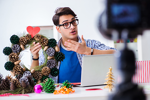 포토 JPG 해외이미지 나무 종이 크리스마스 인터넷 휴가 프레임 창조 선물 사랑 미술 취미 사람없음 목재 장식 카메라 촬영 화환 놀람 하트 네트워크 작업실 만들기 온라인 원뿔 동영상 수공예 DIY 블로거 블로그 소셜 솜씨 프리랜서 핸드메이드 국경 해외202105 해외포토 모양 도형 식물 직업 기념일 꽃 감정 재료 모션 문화예술 표정 전자제품 공예 파일형식