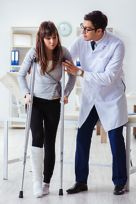 포토 JPG 해외이미지 전신 여자 남자 의학 실내 병원 서기 성인 두명 앞모습 환자 의사 잡기 도움 목발 깁스 다리골절 부축 재활 성인만 해외202105 해외포토 뷰포인트 컨셉 의료기기 모션 사람 내부 치료 의료진 의료용품 골절 파일형식