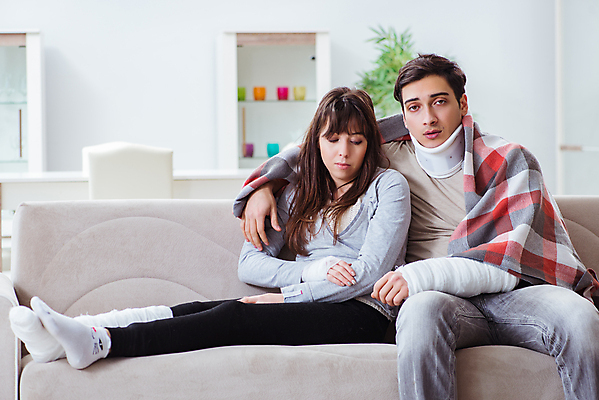 포토 JPG 해외이미지 커플 가족 남편 뼈 주택 함께함 건강 사람없음 치료 소파 고통 환자 아내 수술 좌절 장애인 사건 척추 붕대 목 외과 장애 골절 깨짐 돌봄 석고 양발 치유 해외202105 해외포토 감정 컨셉 의자 의학 관계 모션 병원 건물 신체부위 파일형식