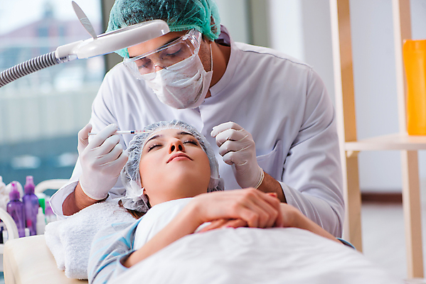 포토 JPG 해외이미지 응시 여자 남자 의학 실내 병원 주사기 들기 상반신 성인 두명 앞모습 눕기 눈감음 의사 성형수술 성형외과 시술 성인만 필러 해외202105 해외포토 시선 뷰포인트 의료기기 모션 사람 내부 의료진 수술 파일형식