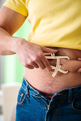 포토 JPG 해외이미지 모양 라이프스타일 음식 스포츠 신체 다이어트 주택 건강 식이요법 사람없음 운동 고통 잡기 몸무게 큼 비만 허리 측정 확인 속도 칼로리 몸통 문제 파운드 보여주기 허리둘레 식욕 적자 캘리퍼스 해로움 추가 해외202105 해외포토 감정 컨셉 돈 모션 건물 생활 신체부위 공구 둘레 크기 몸매 파일형식