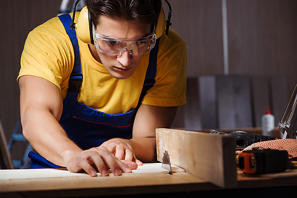 포토 JPG 해외이미지 직업 노동자 바닥 주택 사람없음 내부 목재 장식 쌓기 헤드폰 소리 방 도구 공구 업무 작업 원형 작업실 수리 널 자르기 목수 목공예 고정 닦기 DIY 계약자 설치 재주꾼 톱질 합판 파케트 해외202105 해외포토 도형 나무 음향기기 재료 모션 취미 건물 공예 계약 파일형식
