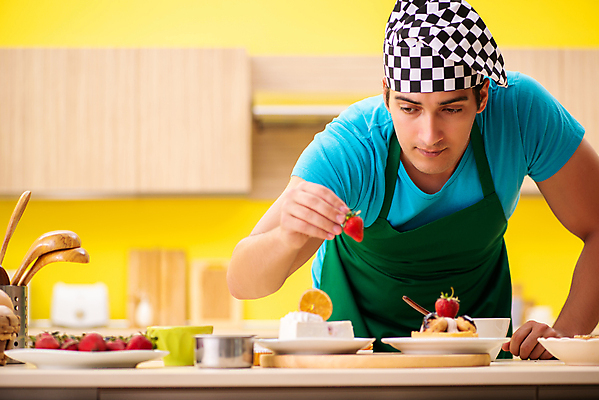 포토 JPG 해외이미지 응시 남자 딸기 디저트 실내 한명 들기 상반신 성인 앞모습 제빵 요리중 음식데코레이션 제빵사 성인남자한명만 해외202105 해외포토 직업 1 시선 음식 뷰포인트 과일 모션 사람 내부 제과제빵 남자한명만 성인남자만 파일형식