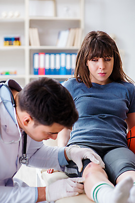 포토 JPG 해외이미지 전신 여자 남자 장갑 의학 실내 병원 상반신 성인 두명 앞모습 옆모습 치료 진료 만지기 환자 의사 상처 성인만 해외202105 해외포토 잡화 뷰포인트 모션 사람 내부 의료진 파일형식