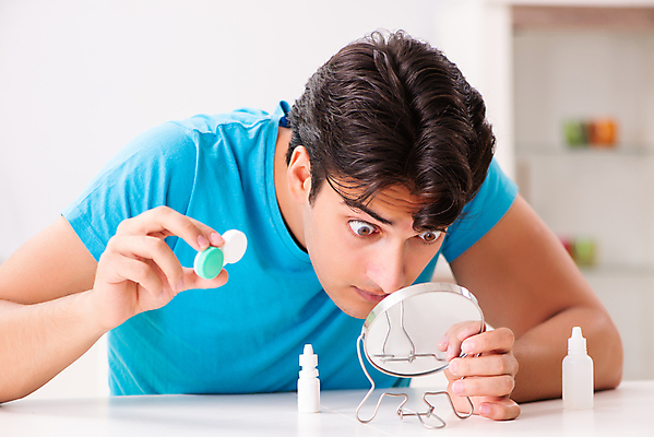 포토 JPG 해외이미지 학생 손 안경 얼굴 손가락 유리 건강 사람없음 약 거울 의사 일회용 컨테이너 눈동자 시력 비전 부드러움 안과 넣기 돌봄 삽입 광학 검안사 해외202105 해외포토 직업 잡화 산업 의학 모션 재질 병원 신체부위 의료진 눈_신체부위 감각 파일형식 안경사