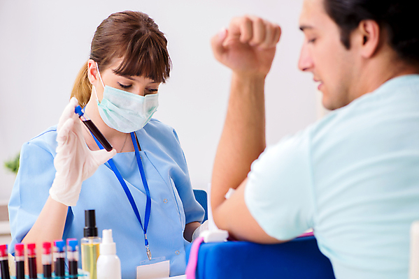 포토 JPG 해외이미지 여자 남자 의학 실내 병원 마스크 들기 상반신 성인 두명 옆모습 뒷모습 환자 의사 혈액 시험관 혈액검사 혈액채취 성인만 해외202105 해외포토 뷰포인트 모션 실험기구 사람 내부 의료진 검사_조사 파일형식