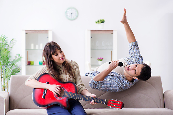 포토 JPG 해외이미지 커플 행복 줄 음악 노래 가족 놀이 남편 휴식 주택 미술 취미 사람없음 소파 파티 콘서트 공연 연주자 음악가 방 가수 무대 기구 기타 아내 마이크 흥분 디스코 연예인 목소리 노래방 뮤지컬 실행 생존 해외202105 해외포토 직업 감정 음향기기 컨셉 의자 관계 현악기 문화예술 이벤트 건물 춤 파일형식