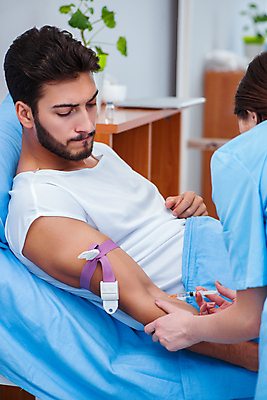 포토 JPG 해외이미지 응시 여자 남자 의학 실내 병원 주사기 들기 상반신 성인 두명 옆모습 뒷모습 환자 의사 혈액검사 혈액채취 성인만 해외202105 해외포토 시선 뷰포인트 의료기기 모션 사람 내부 의료진 검사_조사 파일형식