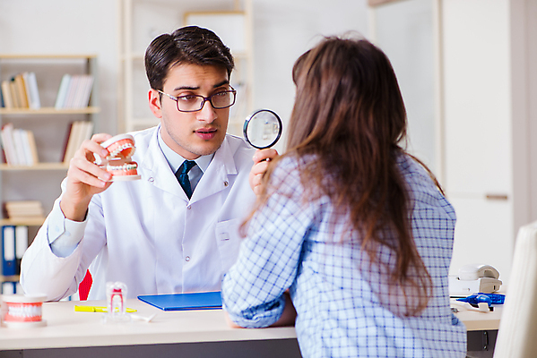 포토 JPG 해외이미지 여자 남자 의학 돋보기 실내 치과 병원 들기 상반신 성인 두명 앞모습 뒷모습 진료 환자 상담 치과의사 치아모형 치과진료 치아건강 성인만 해외202105 해외포토 뷰포인트 모션 건강 사람 내부 의사 치아 파일형식