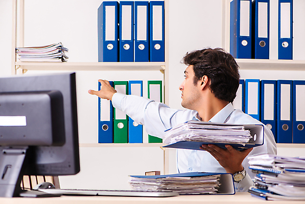 포토 JPG 해외이미지 남자 비즈니스 노동자 스트레스 직장 피곤 컴퓨터 사무실 쌓기 업무 작업 비즈니스맨 뉴스 좌절 종업원 책상 보고서 경영자 바쁨 폴더 업무과다 야근 변호사 경영 마감 세금 압력 인턴 회계사 연습생 실종 해외202105 해외포토 직업 감정 가구 컨셉 회사 모션 사람 전자제품 직장인 사건 연습 리더 파일 파일형식