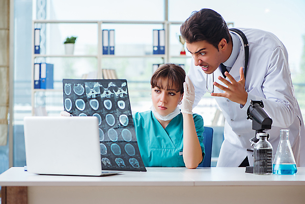 포토 JPG 해외이미지 학생 엑스레이 건강 병원 사람 사람없음 치료 컴퓨터 약 외침 장비 의사 분노 좌절 뇌 암 실수 방사선 비명 스캐너 오류 인턴 잘못 해외202105 해외포토 감정 컨셉 비즈니스 의학 전자제품 소리 의료진 질병 파일형식