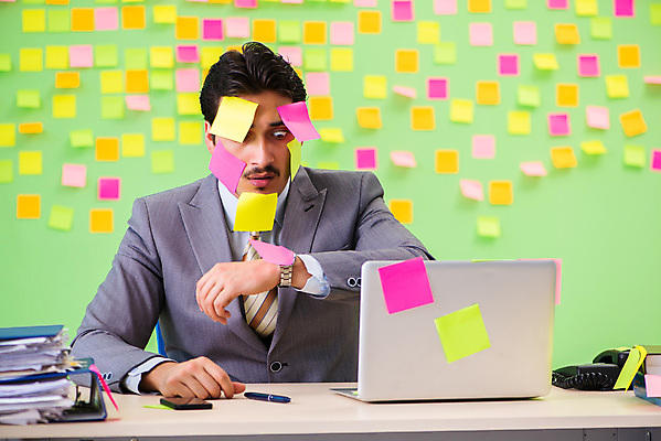 포토 JPG 해외이미지 응시 남자 컨셉 회사 비즈니스 사업가 스트레스 직장 피곤 한명 정장 상반신 성인 사무실 쪽지 놀람 시간 업무 작업 비즈니스맨 가득함 손목시계 포스트잇 바쁨 성인남자한명만 해외202105 해외포토 직업 1 시선 옷 감정 시계 장신구 표정 사람 메모지 직장인 남자한명만 성인남자만 파일형식