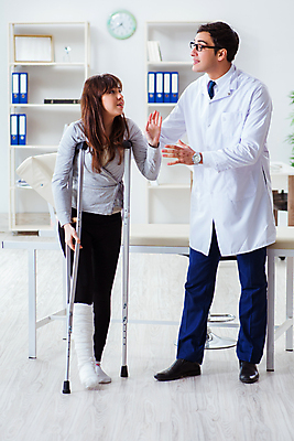 포토 JPG 해외이미지 뼈 건강 병원 설명 사람없음 치료 약 시험 환자 의사 긴급 도움 사건 붕대 방문 외과 테라피 단계 극복 골절 깨짐 돌봄 물리치료 물리치료사 석고 양발 지원 치료사 치유 해외202105 해외포토 직업 교육 컨셉 의학 모션 뷰티 의료진 파일형식