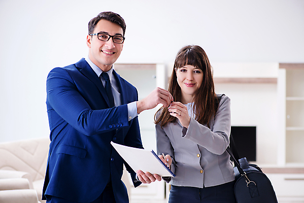 포토 JPG 해외이미지 행복 비즈니스 열쇠 새로움 아파트 주택 미소 사람없음 건물 판매 세일 거래 재산 플랫 구매 상담원 중개인 고객 계약 주기 컨설턴트 상담 투자 결재 주인 보험 대여 대출 렌탈 부동산중개인 진짜 집주인 해외202105 해외포토 직업 건축물 감정 컨셉 모션 부동산 표정 금융 쇼핑 사무원 전문직 파일형식