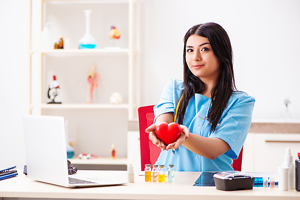 포토 JPG 해외이미지 모델 직업 학생 행복 건강 병원 실험 사람없음 빨간색 약 시험 의사 하트 심장 업무 실험실 맥박 연습 상담 보여주기 보험 돌봄 심장병 인턴 치료사 연습생 해외202105 해외포토 모양 교육 감정 컬러 비즈니스 의학 모션 의료진 작업 장기_의학 질병 파일형식