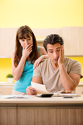 포토 JPG 해외이미지 커플 종이 돈 가족 남편 설계 사람없음 금융 경제 주방 계산기 아내 절약 계산 좌절 투자 충격 문제 영수증 회계 보험 계산서 파산 대출 빚 세금 예산 적자 회계사 비용 해외202105 해외포토 직업 감정 컨셉 비즈니스 관계 문구용품 장비 재산 파일형식