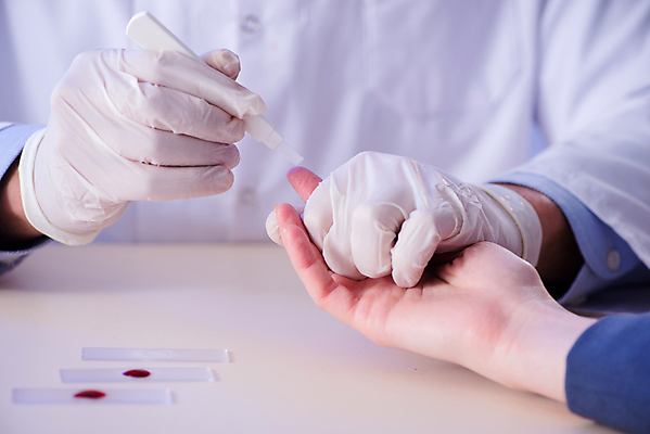 포토 JPG 해외이미지 손 의학 실내 병원 들기 신체부위 잡기 혈액 혈액검사 혈액채취 해외202105 해외포토 모션 사람 내부 검사_조사 파일형식