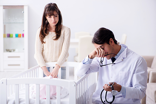 포토 JPG 해외이미지 직업 딸 어린이 청진기 엄마 건강 병원 피곤 설명 사람없음 치료 학습 약 고통 시험 환자 의사 침대 아기 열 질병 고민 소아과의사 해외202105 해외포토 교육 감정 가구 컨셉 의학 가족 의료기기 모션 사람 의료진 파일형식