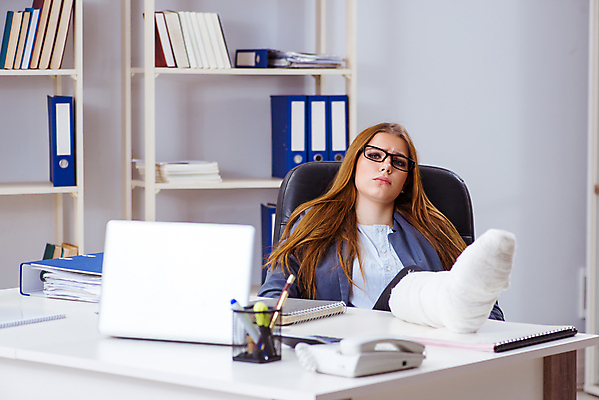 포토 JPG 해외이미지 직업 드레스 비즈니스 휴가 노동자 뼈 건강 피곤 사람없음 노트북 컴퓨터 공책 고통 업무 작업 도움 비즈니스우먼 좌절 장애인 사건 경영자 붕대 외과 골절 깨짐 돌봄 떠남 마감 석고 양발 우울증 정중 정형외과 치유 해외202105 해외포토 옷 여자 감정 컨셉 의학 모션 문구용품 병원 전자제품 직장인 질병 리더 장애 파일형식