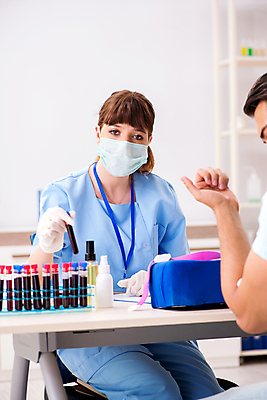 포토 JPG 해외이미지 응시 여자 남자 의학 실내 병원 마스크 들기 상반신 성인 두명 앞모습 옆모습 의사 혈액 시험관 혈액검사 혈액채취 성인만 해외202105 해외포토 시선 뷰포인트 모션 실험기구 사람 내부 의료진 검사_조사 파일형식