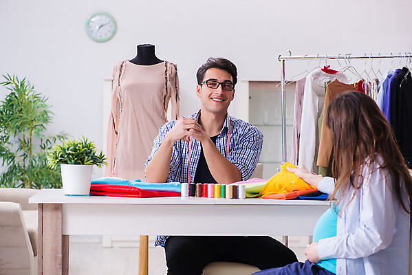 포토 JPG 해외이미지 모델 직업 디자인 드레스 옷 비즈니스 엄마 대화 정장 사람없음 숫자 유행 희망 기계 임산부 임신 직물 작업 선택 마네킹 바느질 디자이너 고객 허리 측정 테이프 계량기 재단 재단사 스타일 해외202105 해외포토 문자 감정 컨셉 가족 문구용품 말하기 신체부위 파일형식