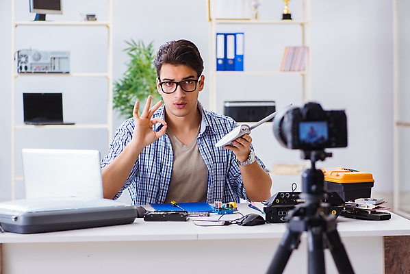포토 JPG 해외이미지 인터넷 기술 설명 사람없음 컴퓨터 카메라 촬영 과학기술 엄지손가락 공구 작업 네트워크 기술자 수리 서비스 순환 전자 고정 문제 온라인 동영상 교체 깨짐 마더보드 모뎀 블로거 소셜 전기회로 지원 하드웨어 해외202105 해외포토 직업 컨셉 손가락 모션 전자제품 도구 회로판 파일형식