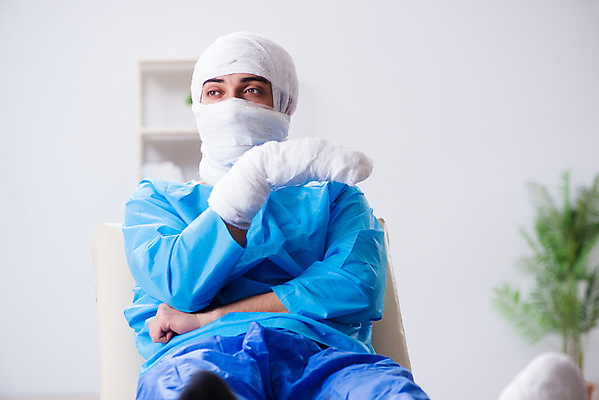 포토 JPG 해외이미지 뼈 건강 병원 사람없음 치료 머리 고통 환자 슬픔 긴급 수술 좌절 장애인 사건 뇌 어깨 코 붕대 외과 장애 골절 깨짐 석고 정형외과 치유 해로움 해외202105 해외포토 감정 컨셉 의학 신체부위 파일형식