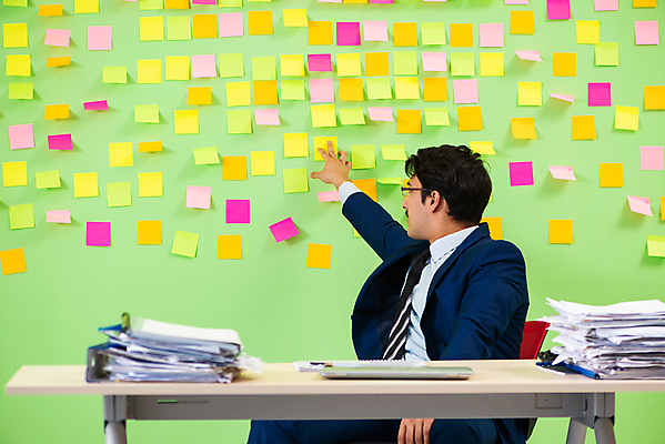 포토 JPG 해외이미지 응시 남자 컨셉 비즈니스 스트레스 직장 한명 상반신 성인 사무실 쪽지 업무 작업 비즈니스맨 선택 가득함 포스트잇 바쁨 손뻗기 성인남자한명만 해외202105 해외포토 1 시선 회사 모션 사람 메모지 직장인 남자한명만 성인남자만 파일형식