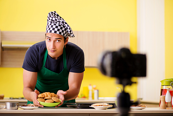 포토 JPG 해외이미지 응시 남자 실내 한명 들기 상반신 성인 앞모습 쿠키 카메라 소프트포커스 제빵 요리중 제빵사 성인남자한명만 크리에이터 1인미디어 영상촬영 해외202105 해외포토 직업 1 시선 뷰포인트 모션 디저트 촬영기법 사람 내부 전자제품 제과제빵 촬영 방송 남자한명만 성인남자만 파일형식