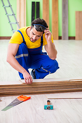 포토 JPG 해외이미지 직업 산업 유니폼 노동자 바닥 아파트 주택 작업복 사람없음 내부 건물 목재 장식 쌓기 방 공구 업무 작업 작업실 수리 널 목수 목공예 고정 닦기 DIY 계약자 설치 업그레이드 재주꾼 합판 파케트 해외202105 해외포토 나무 건축물 옷 재료 모션 취미 도구 공예 계약 파일형식